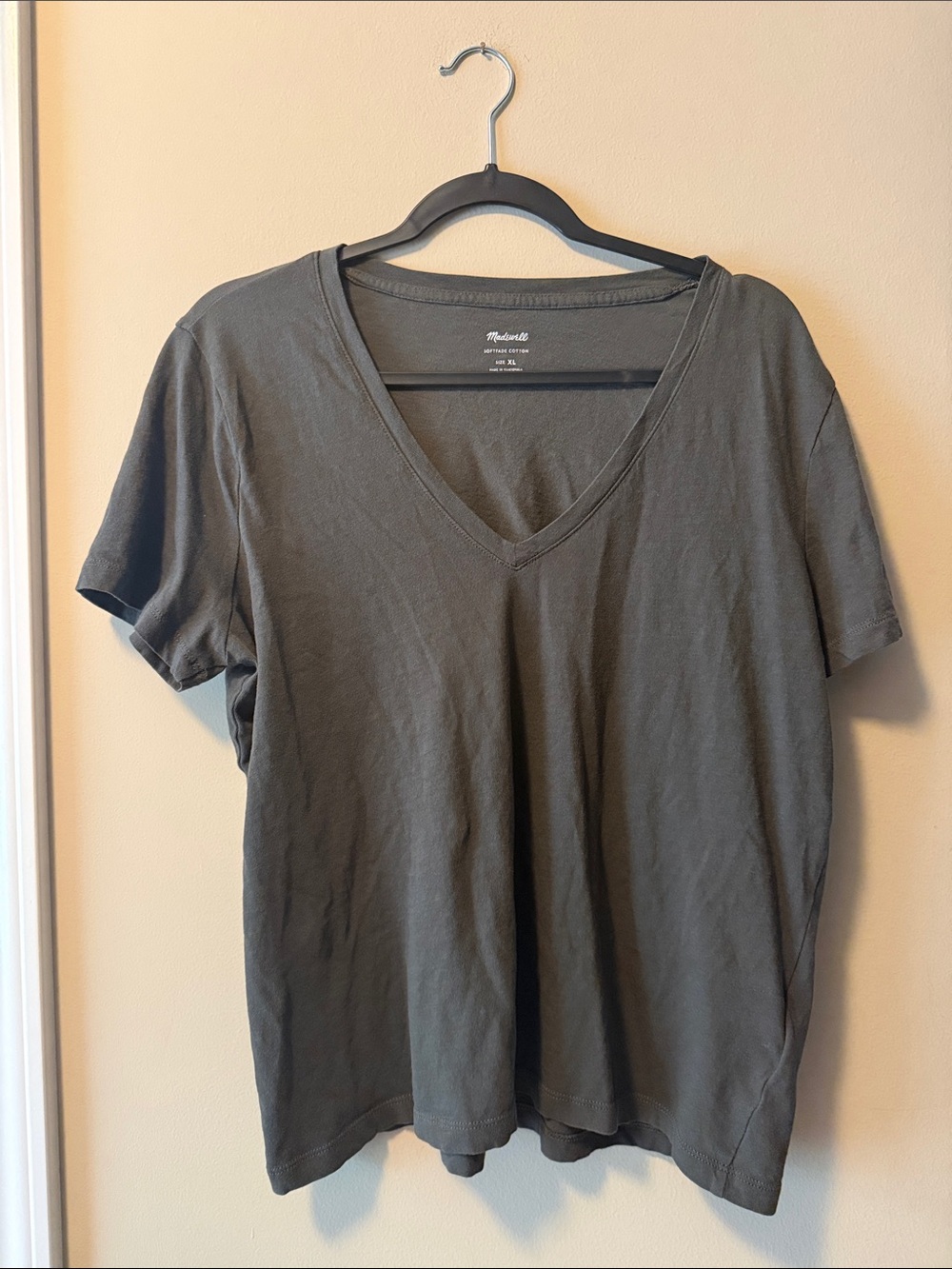 Madewell V-Neck Short Sleeve Tee in Charcoal Gray Soft Fade Cotton